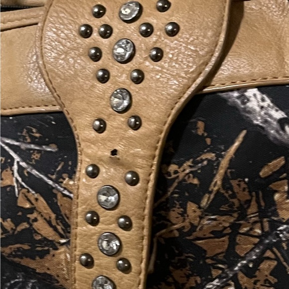 Monte Vista Camo Concealed Carry Purse - Picture 5 of 13